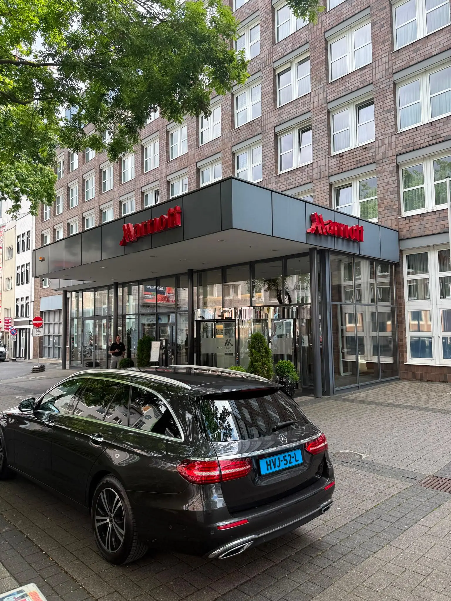 Taxi Asya bij een hotel